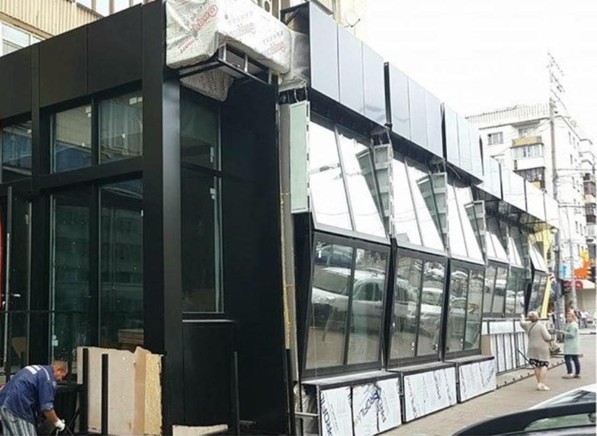 На бульваре Леси Украинки ресторан закрыл старинное мозаичное панно пристройкой