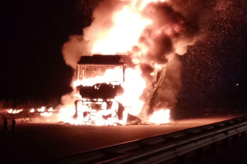 Под Киевом из-за возгорания грузовика в ДТП попали автомобили полиции и ГСЧС