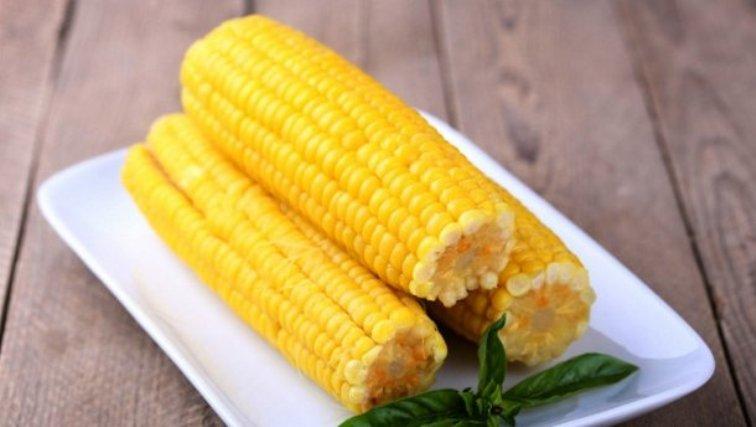 Влітку майже на кожній кухні чи пляжі. Що варто знати про кукурудзу