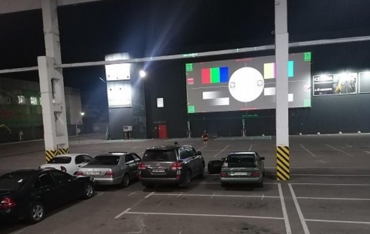 На Петрівці запрацював новий автокінотеатр – що покажуть