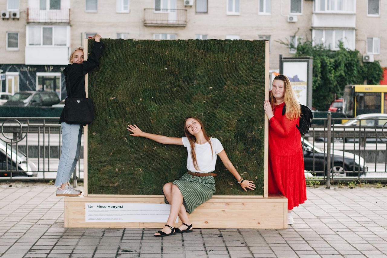 На Поштовій площі з’явилась стіна з мохом – для чого вона потрібна