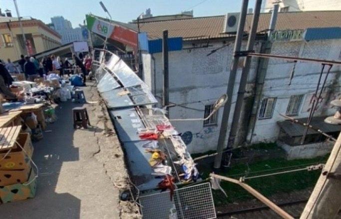 Поблизу Центрального залізничного вокзалу на колію впала огорожа