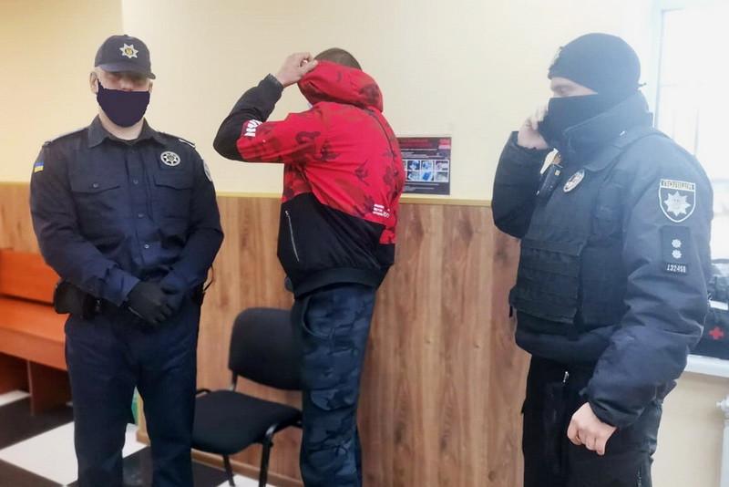 На Київщині неповнолітній прийшов на власний суд з наркотиками