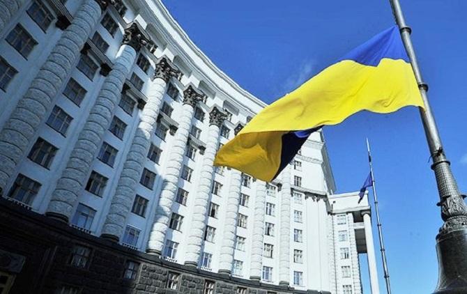 Кабмін підвищив мінімальний оклад чиновникам