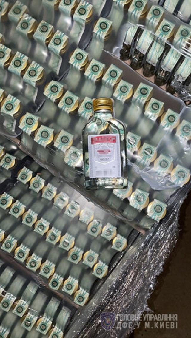 У Києві знайшли склад “паленого” алкоголю: своєї черги чекало 30 тис літрів фальсифікату (ФОТО)