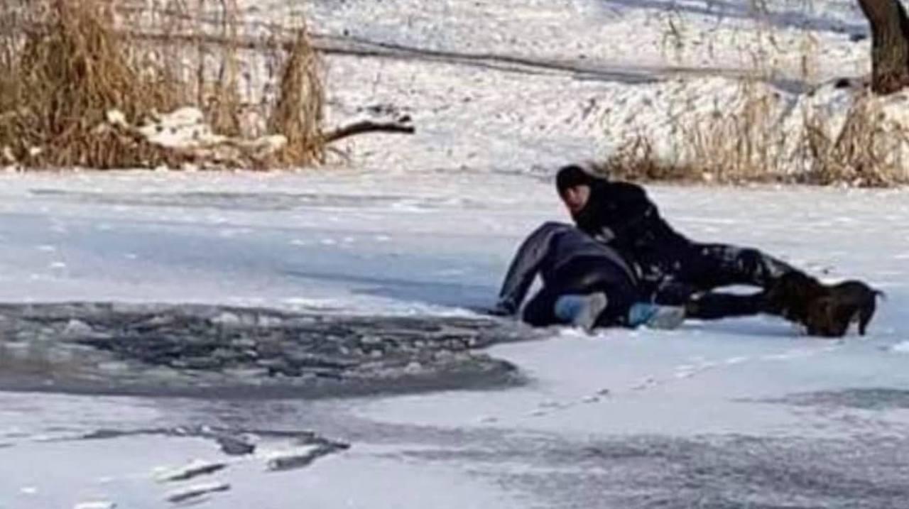 На Русанівському каналі сьогодні була “Ріпка”. Чоловіка, який провалилися під лід, рятували перехожі (ВІДЕО)