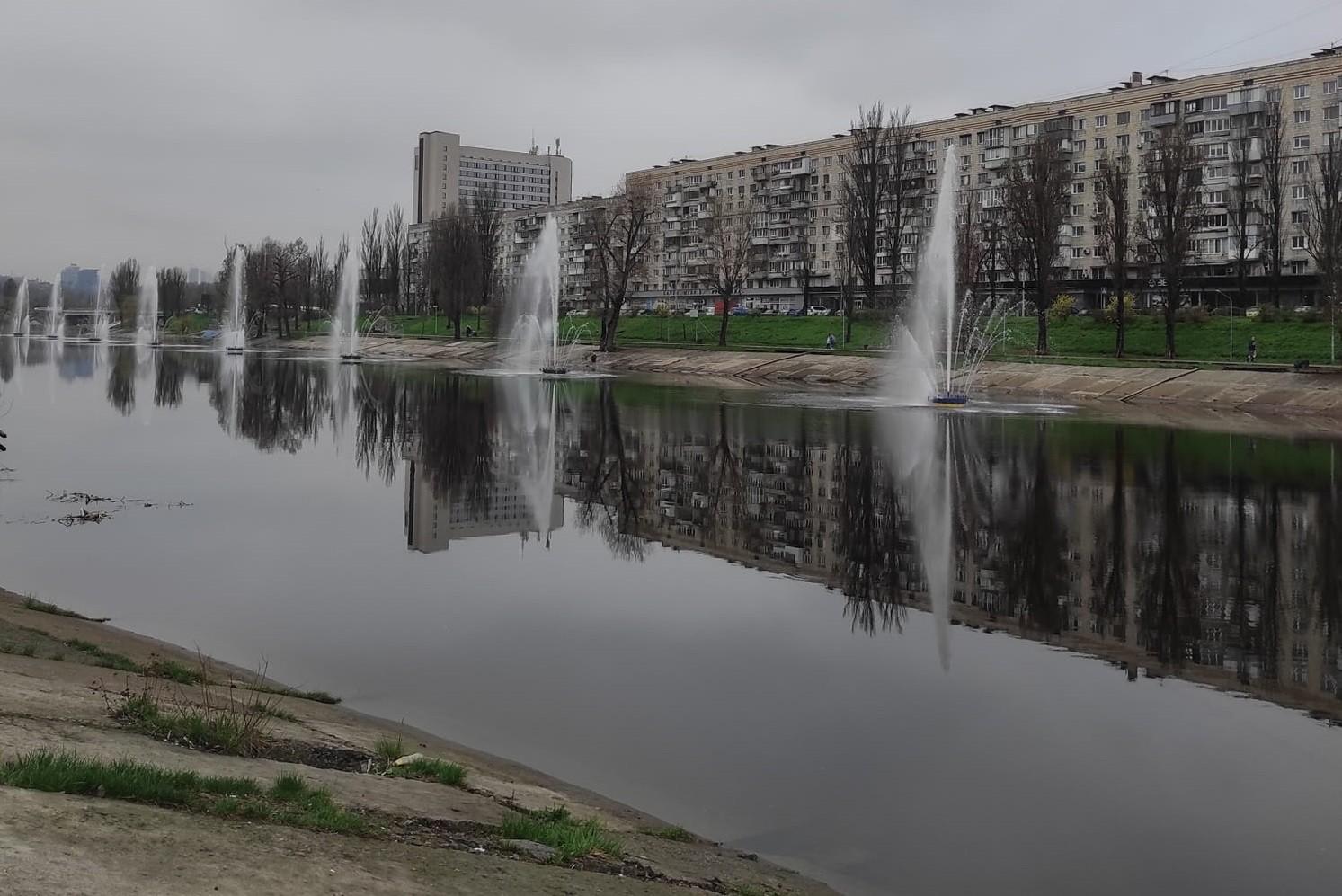 На Русанівському каналі вперше після зими запустили фонтани