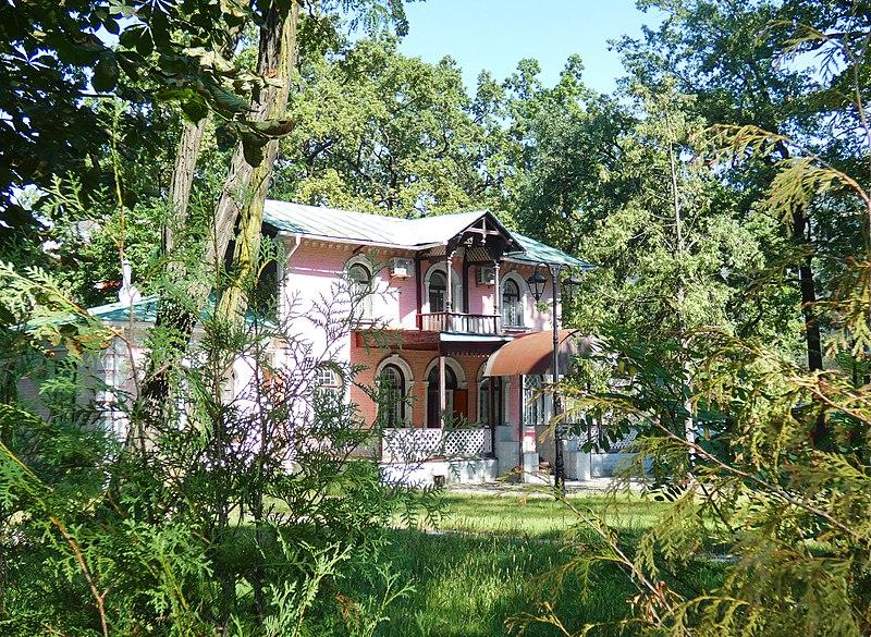 У столиці обнесли будівельним парканом Дачу з мезоніном. Будинку 120 років