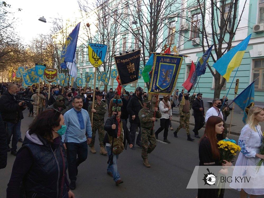 Чхати на локдаун. У Києві пройшов Марш вишиванок (насправді, не зовсім) – ФОТО