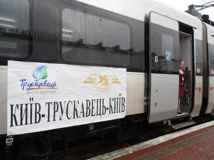 Халк їздив на мінеральні води: чоловік розніс купе потяга Київ-Трускавець та вибив вікно (ФОТО)