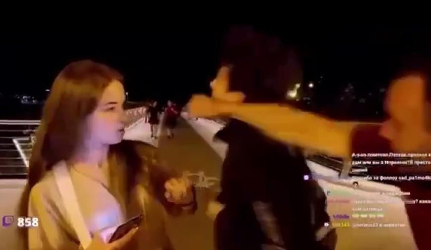 На мосту Кличка стример отримав кулаком в обличчя за поцілунок в прямому ефірі (ВІДЕО)