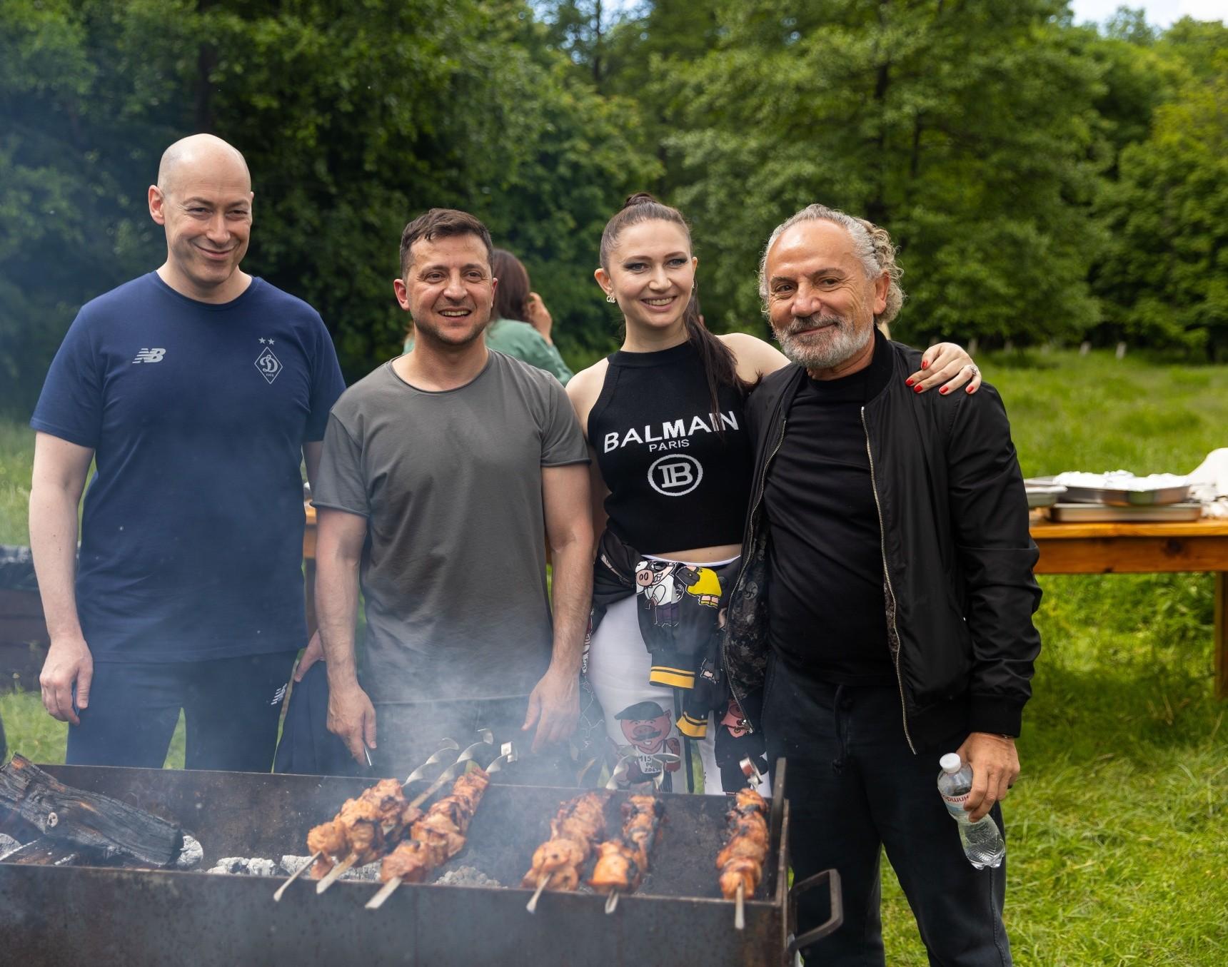 “Придворні, прикормлені, лояльні”: Зеленський поїв з журналістами шашликів (ФОТО)
