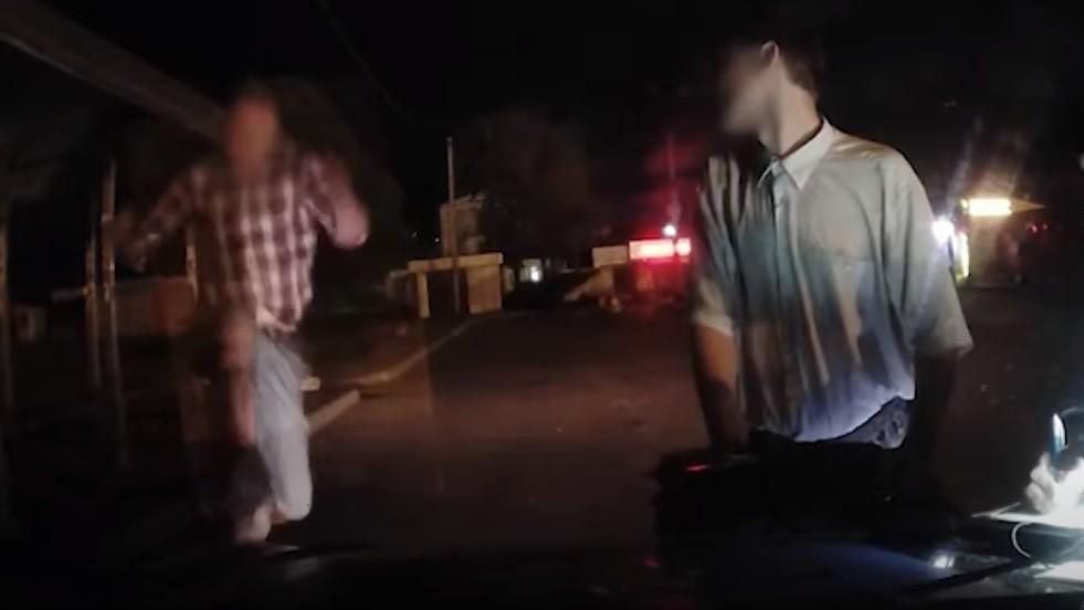 У Фастові чоловік з розгону плигнув на поліцейську автівку та вдарив копа (ВІДЕО)