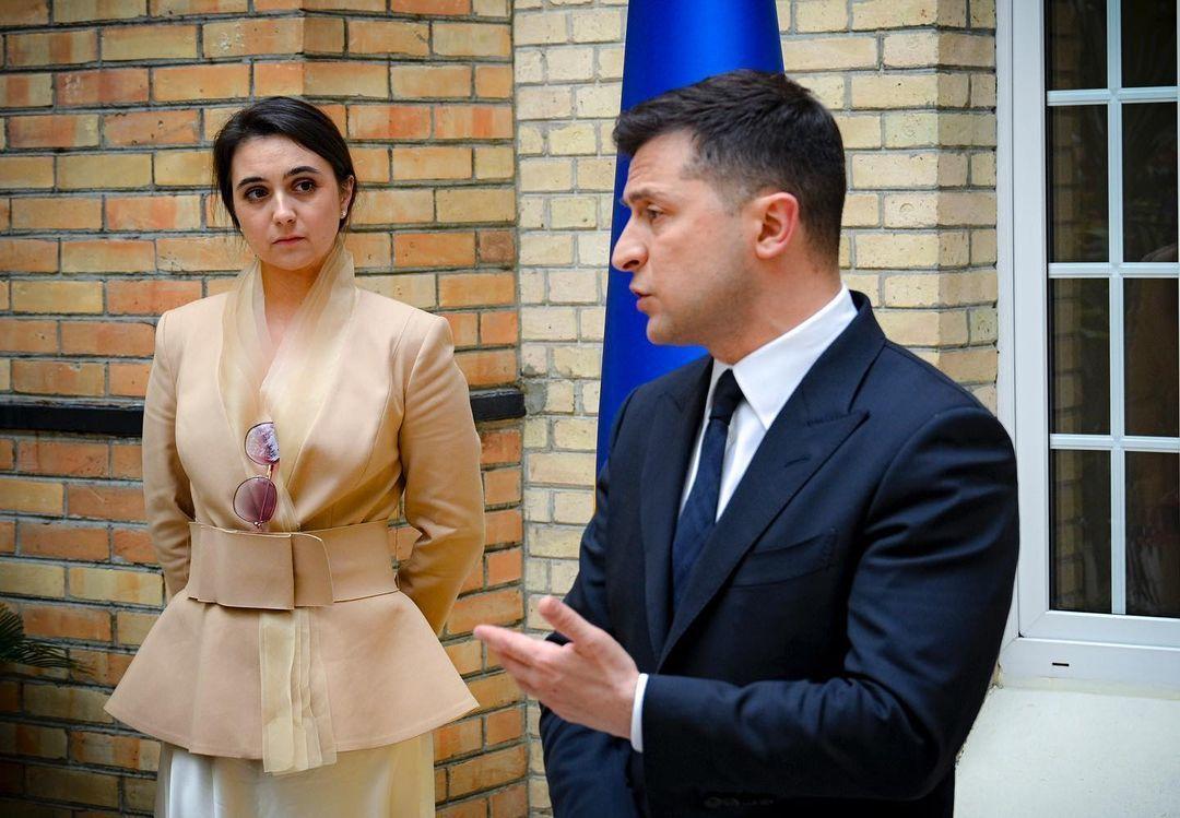 “Деталей не скажу, чекайте липня”. Юлія Мендель написала книжку