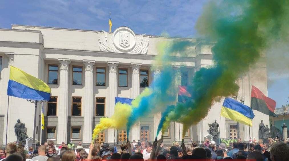 Українців топити не потрібно: під Радою вимагають відставки глави РНБО (ФОТО, ВІДЕО)