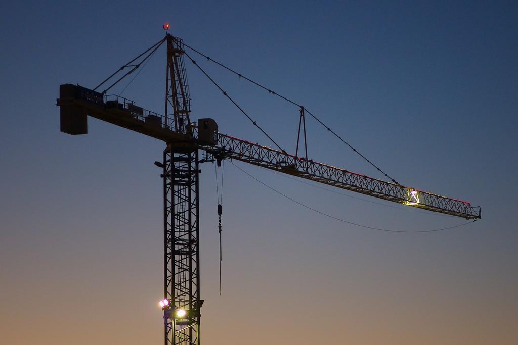 Спускатися складніше. У Києві чоловік впав із будівельного крана (ФОТО, ВІДЕО)