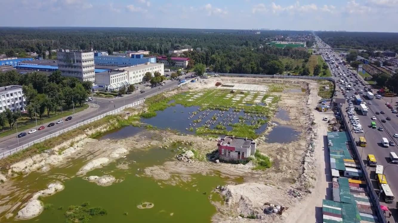 Голова Деснянського району збирається ростити качок з котловану біля метро “Лісова”: там відновили будівництво