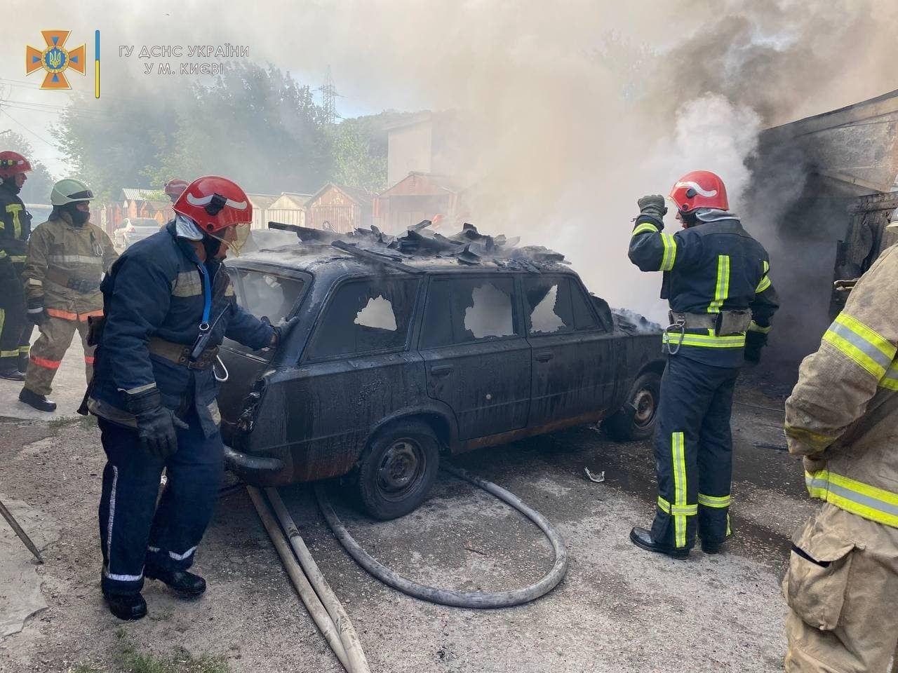 На Голосієві загорілись гаражі разом з машинами (ФОТО)