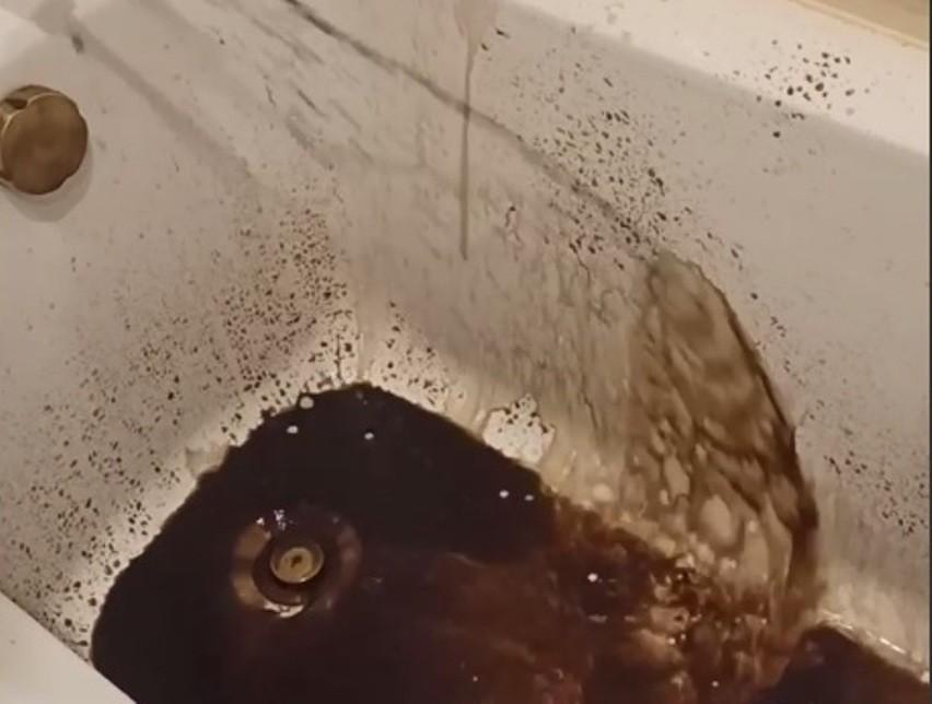 Відео дня. На Нивках у мешканців квартир з крану тече “пепсі”