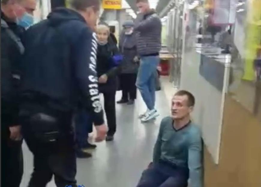 Валявся на підлозі та бився в істериці: в ТРЦ Києва затримали неадекватного чоловіка (ВІДЕО)