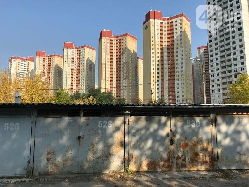 Гаражі чи приватна садиба: у Голосієві хочуть приватизувати ділянку з людським майном