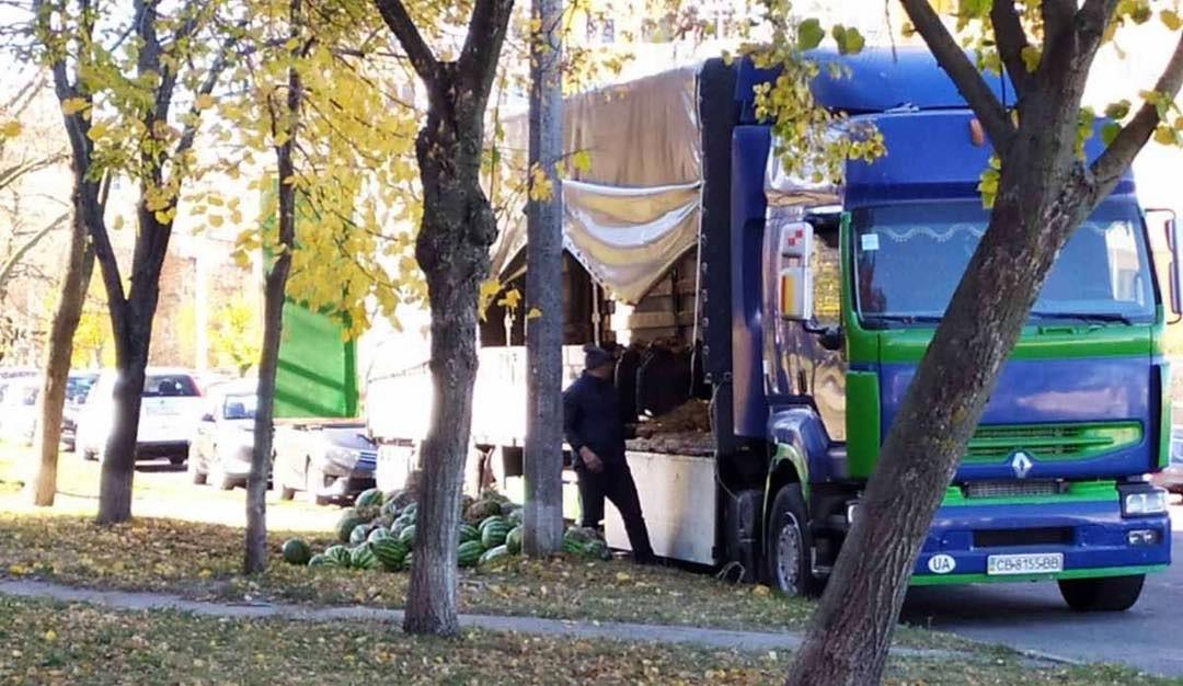 На Оболоні чоловік повикидав з вантажівки гнилі кавуни прямо на узбіччя (ФОТО)