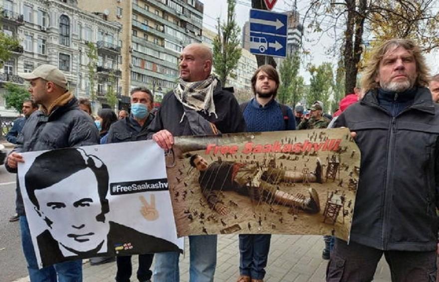 І байдуже, що посольство зачинене. Прихильники Саакашвілі у Києві вийшли мітингувати