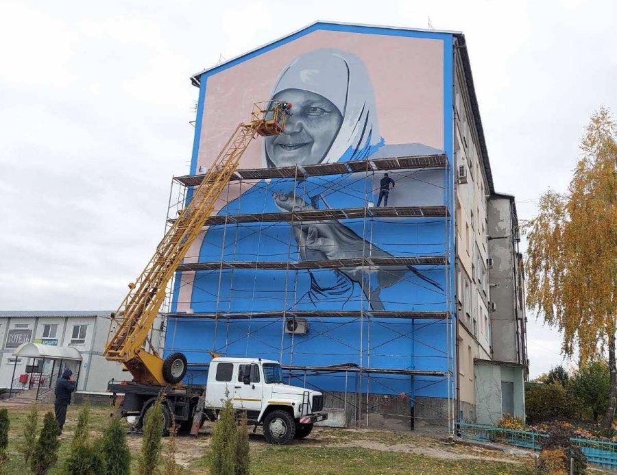 “Елемент за елементом образ з’являється на стіні”. В Іванкові створюють мурал з портретом Марії Приймаченко