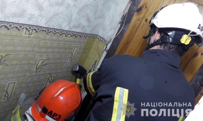 Сивина в бороду. Чоловік попросив дівчину донести сумку і заштовхав у квартиру