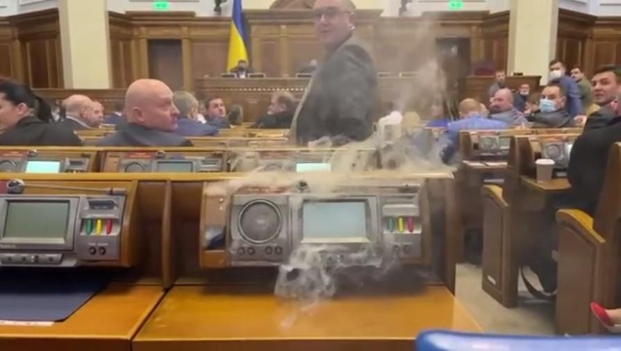 Техніка не витримує праці депутатів: в Раді загорівся пульт (ВІДЕО)