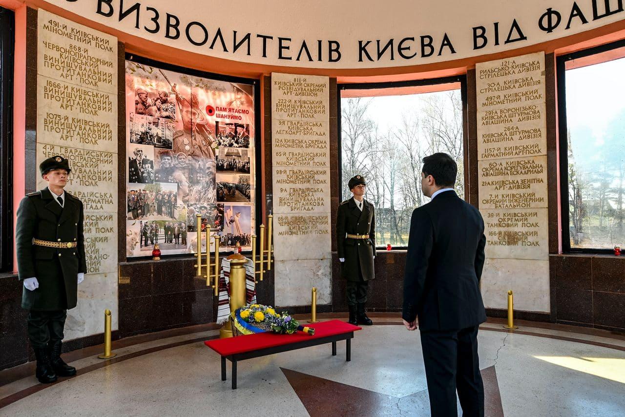 День визволення Києва: Зеленський звинуватив радянське керівництво у байдужості (ФОТО)