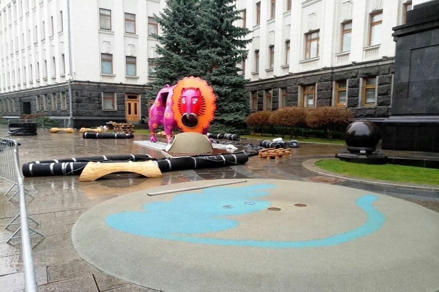 Під Офісом президента прибирають фігури “фантастичних звірів” (ФОТО)