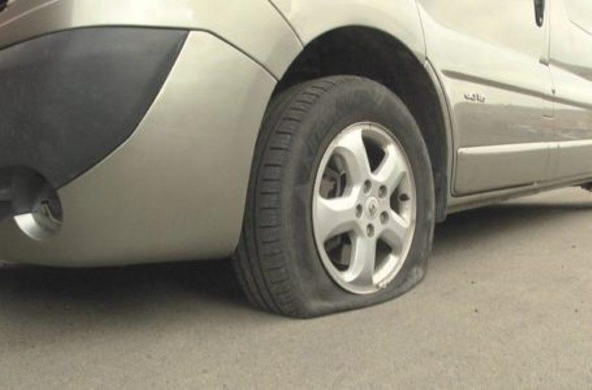 В Бучі масово порізали колеса припаркованим вздовж дороги автівкам