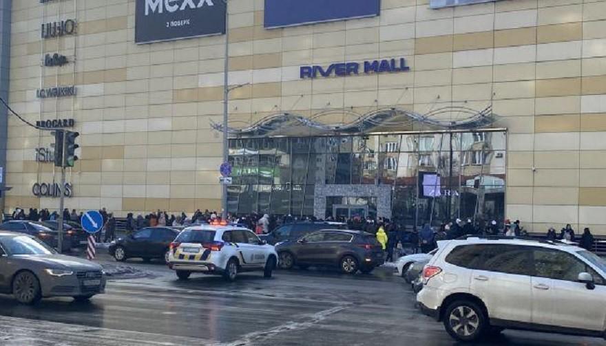 ТРЦ River Mall терміново евакуювали: що відбувається (ВІДЕО)