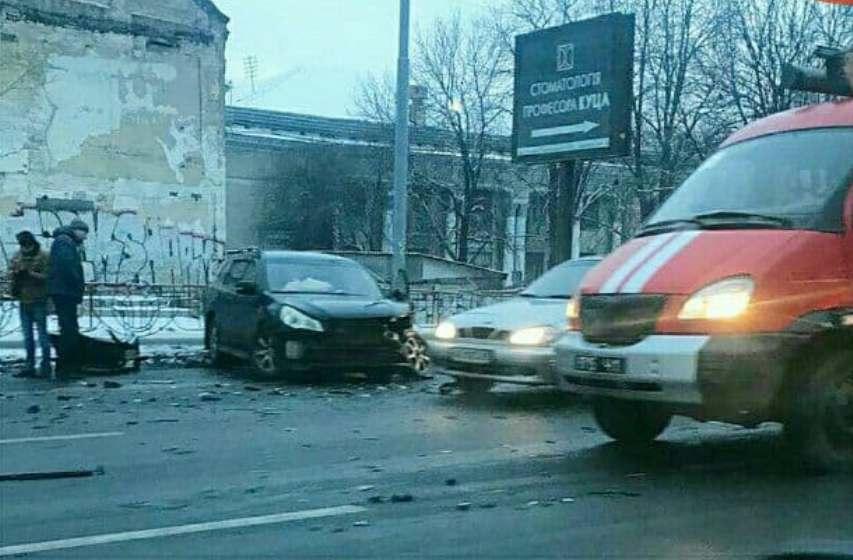 На Лобановського водія занесло на зустрічну смугу – уламки автівок по всій дорозі (ВІДЕО)
