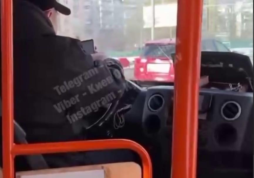 Водій маршрутки в Києві прямо за кермом “зависав у соцмережах” (ВІДЕО)