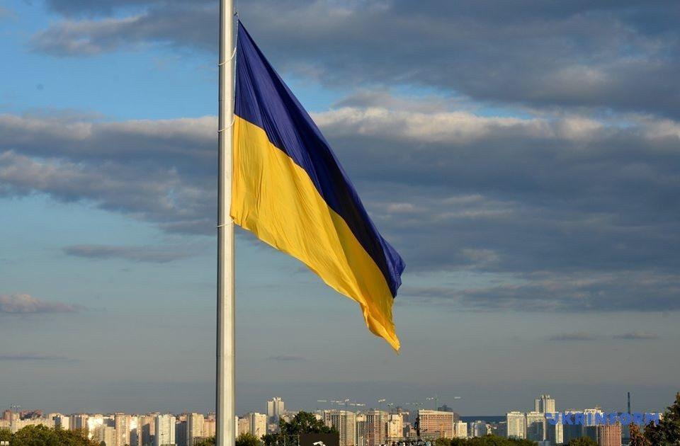 Найбільший прапор України приспустили до 17 січня: причина