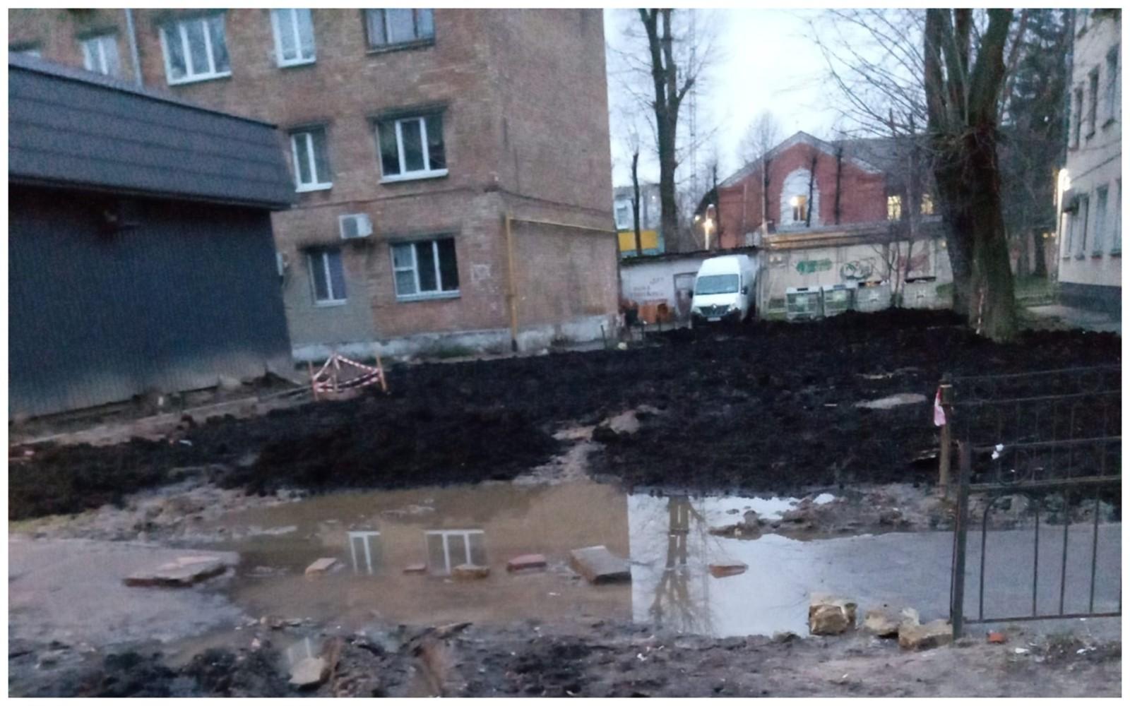 На Солом’янці показали двір, де рухатися можна тільки танком (ФОТО)