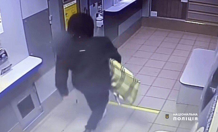 “Пограбування” у Броварах: парубок здав техніку в ломбард та імітував кривавий напад