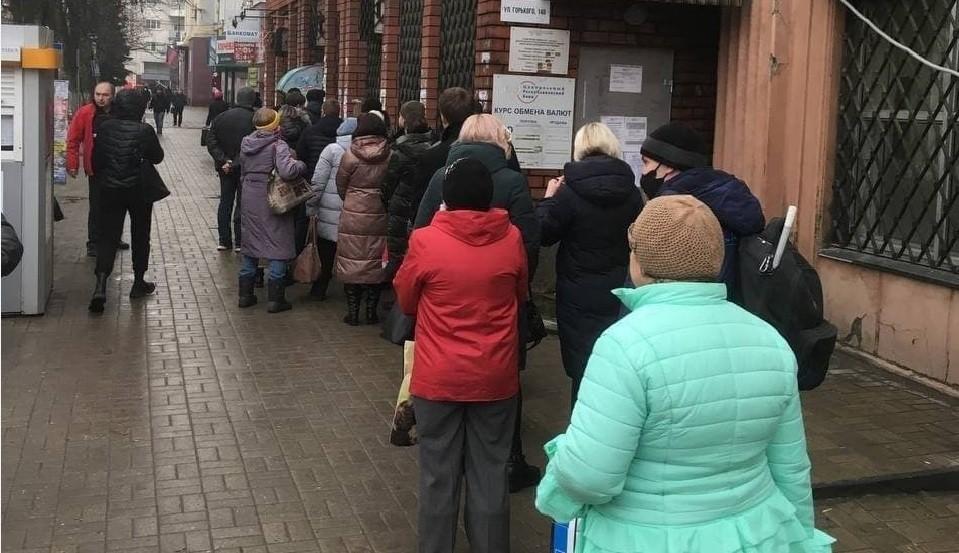 Виють сирени, черги до банкоматів, суцільна паніка. Нардеп повідомив, що відбувається в Донецьку