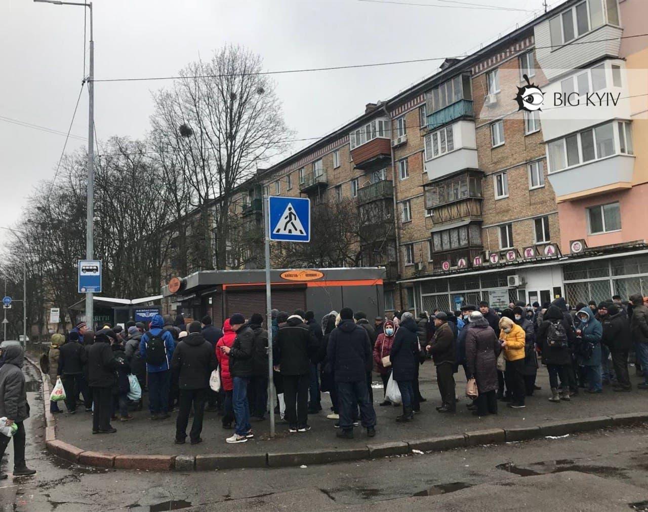 Реалії воєнного стану: кияни вистоюють величезні черги за хлібом та ліками (ФОТОРЕПОРТАЖ)