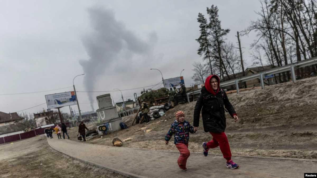 люди тікають від вибуху