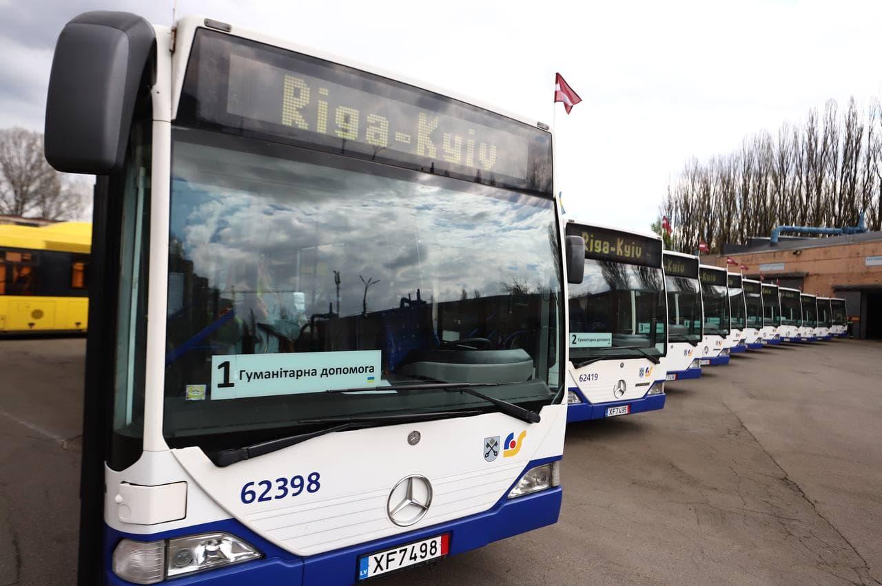 Рига подарувала Києву 11 сучасних автобусів Mercedes з принтом муралу (ФОТО)