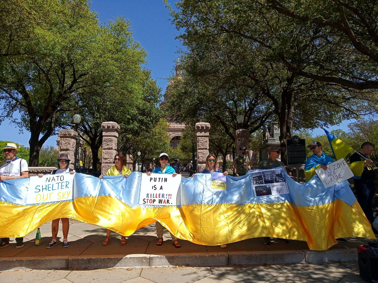 Українці в Техасі щоденно виходять на підтримку своєї Батьківщини (ФОТО)