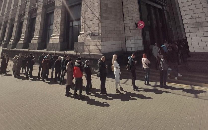 Довші, ніж за iPhone: в Києві черги за марками “Русскій воєнний корабль, іді нах@й” (ФОТО, ВІДЕО)