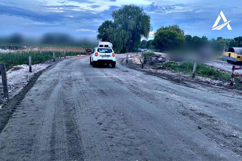 Біля зруйнованого мосту на трасі Київ – Суми – Юнаківка відкрили тимчасовий об’їзд