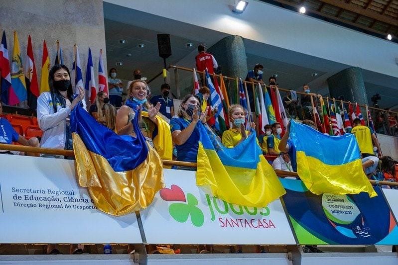 вболівальники з українськими прапорами
