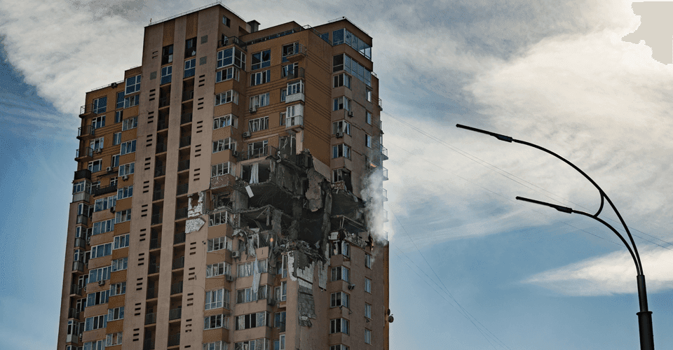 Ракетний обстріл: у багатоповерхівці на Лобановського доведеться розбирати верхні поверхи