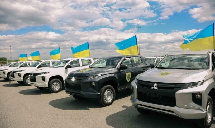 12 новеньких пікапів для військових вирушили до Києва. За кермом одного з них – Порошенко