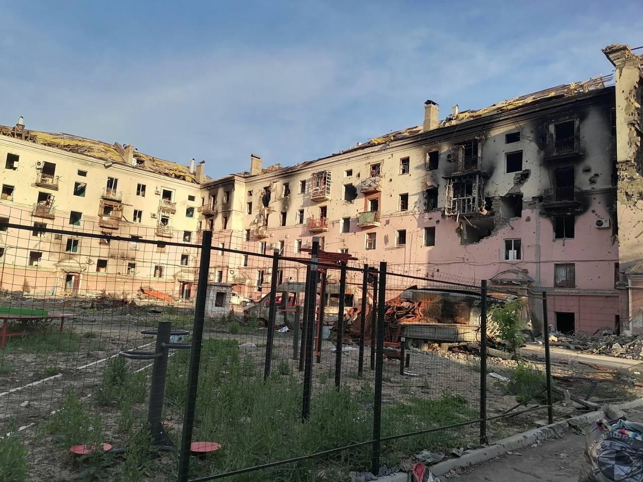 Під завалами будинку в Маріуполі знайшли тіла ще 100 загиблих